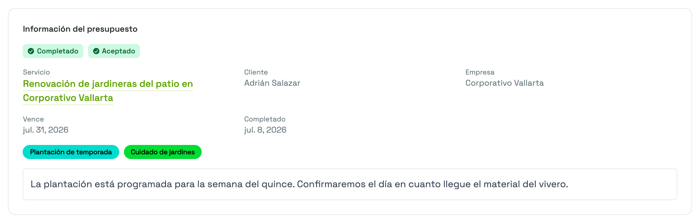 La tarjeta de Información del presupuesto en la página Ver presupuesto, con las insignias Completado y Aceptado, el Servicio enlazado, el Cliente y la Empresa, y las fechas Vence y Completado.