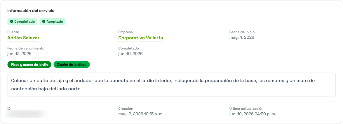 La tarjeta Información del servicio de un servicio terminado, con las insignias Completado y Aceptado, los enlaces de Cliente y Empresa, las fechas de inicio, vencimiento y término, las etiquetas y la descripción