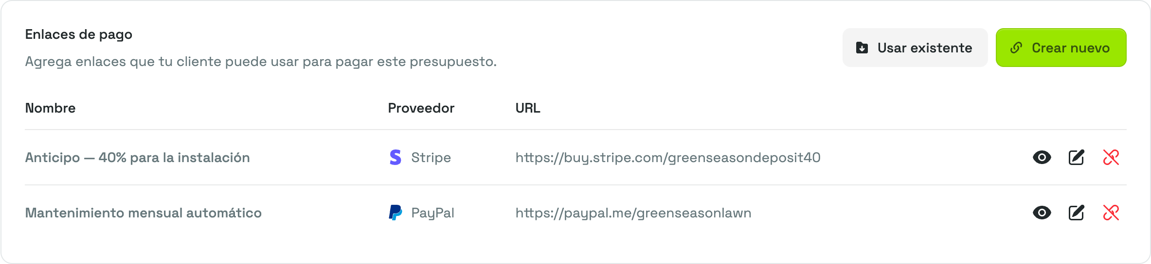 La tarjeta Enlaces de pago en la página Ajustar presupuesto, con un enlace de Stripe y uno de PayPal en las columnas Nombre, Proveedor y URL, y los botones Usar existente y Crear nuevo arriba.