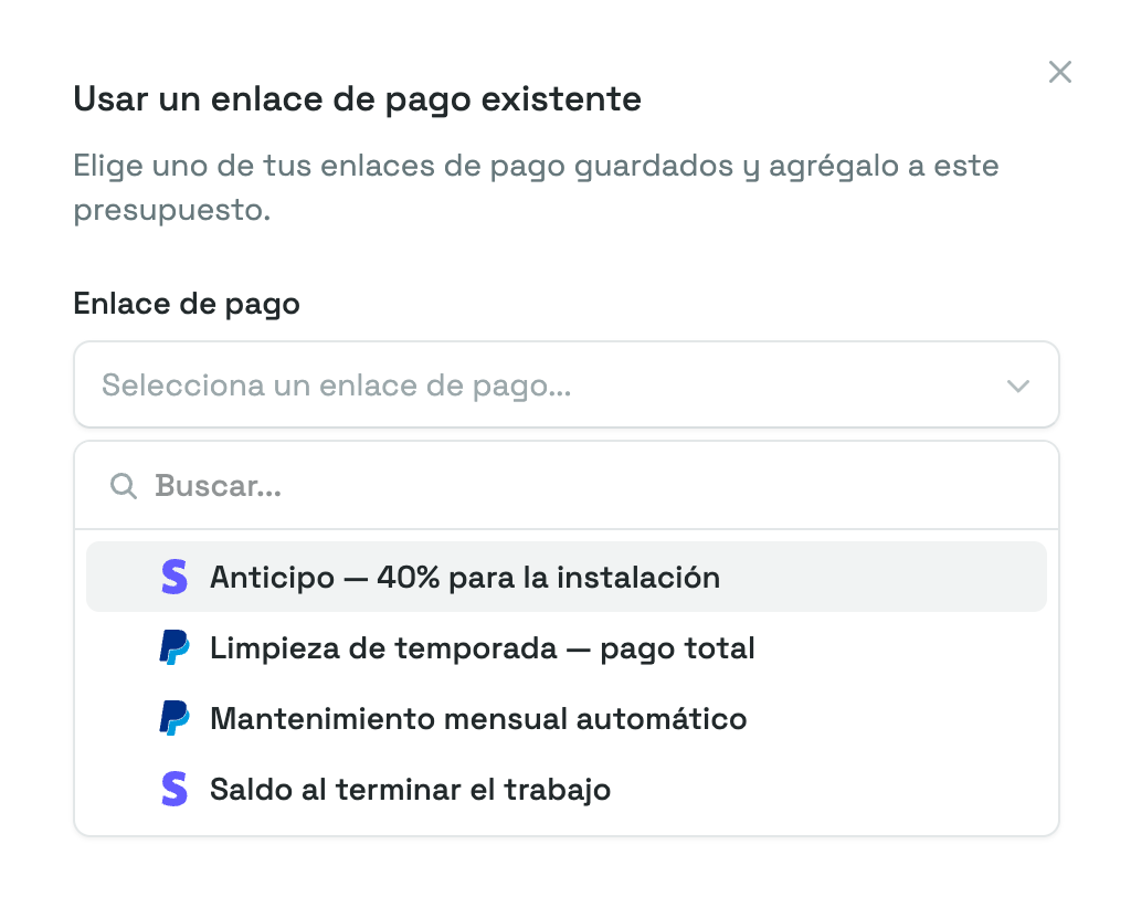 El panel Usar un enlace de pago existente con la lista abierta, mostrando cuatro enlaces de pago guardados con sus iconos de Stripe y PayPal.