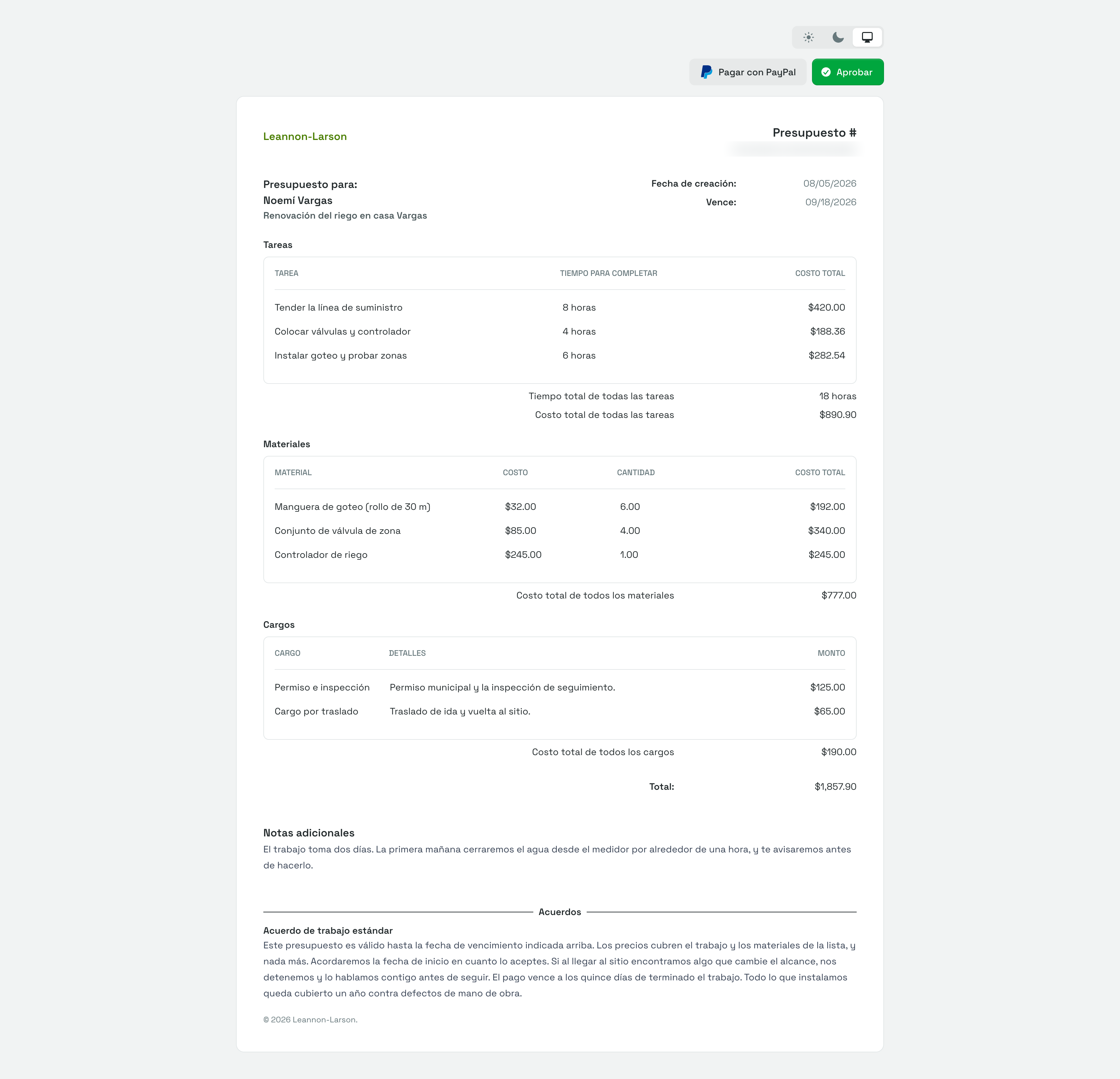 La página de revisión que ve el destinatario, con los botones Aprobar y Pagar con PayPal arriba del presupuesto con sus tareas, materiales, cargos, notas y acuerdo.